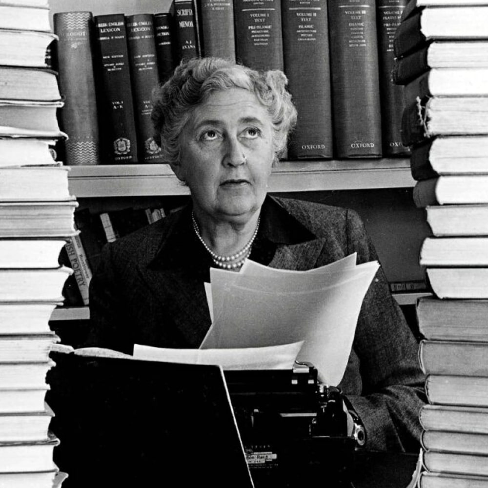 Portrait d’Agatha Christie, célèbre autrice de romans policiers et créatrice d’Hercule Poirot et Miss Marple.