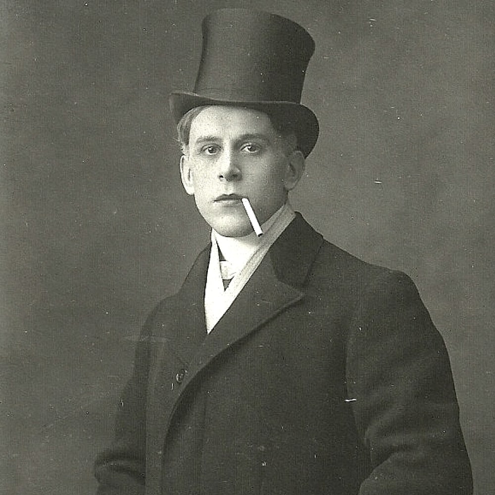 Photographie vintage d’un homme en haut-de-forme avec une cigarette, représentant le style emblématique du gentleman cambrioleur Arsène Lupin.