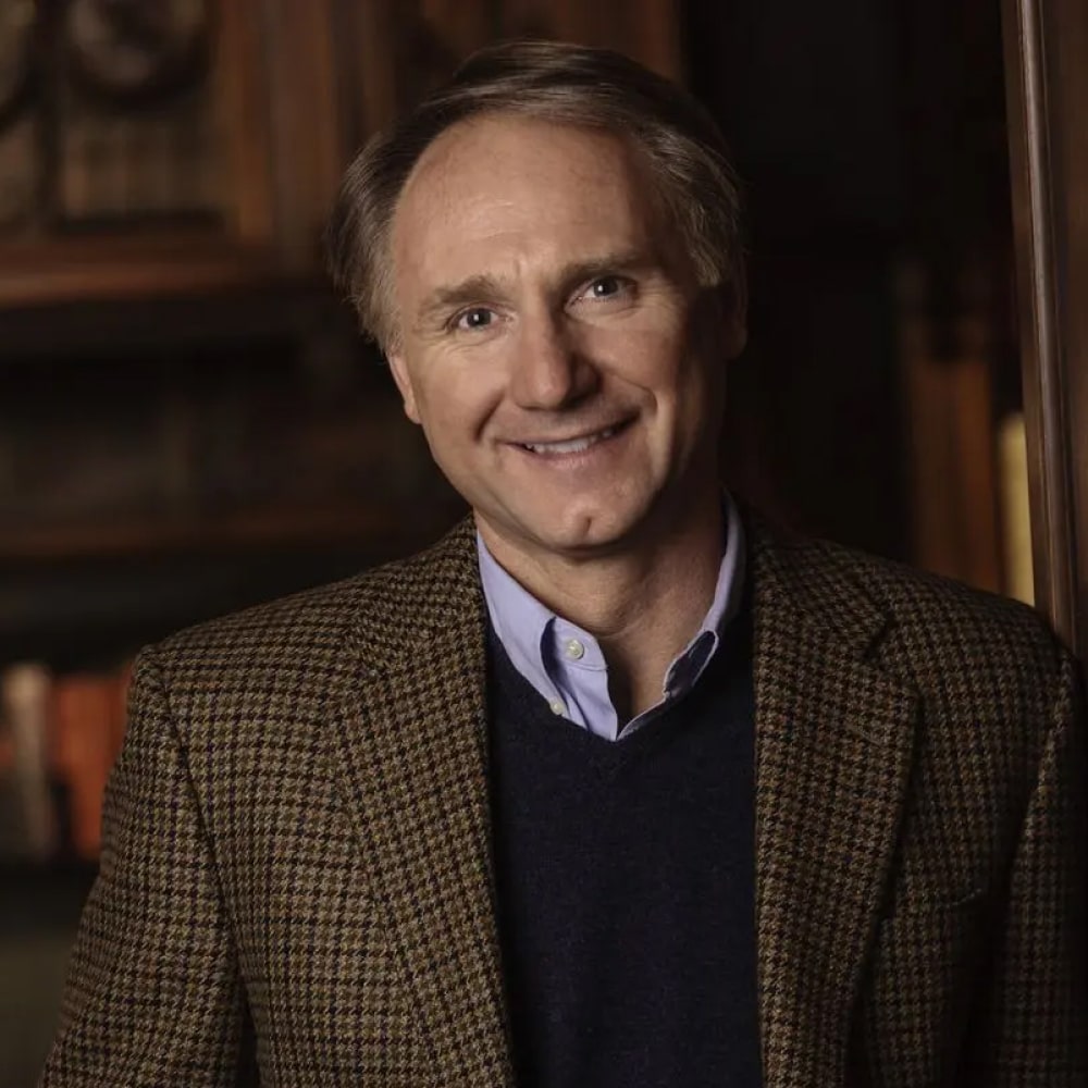 Portrait de Dan Brown, auteur des romans à suspense comme "Da Vinci Code", spécialiste des intrigues mêlant histoire, art et religion.
