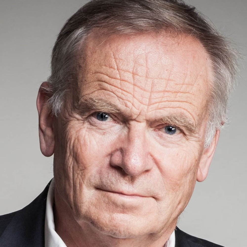 Portrait de Jeffrey Archer, écrivain britannique célèbre pour ses sagas familiales et ses thrillers politiques.