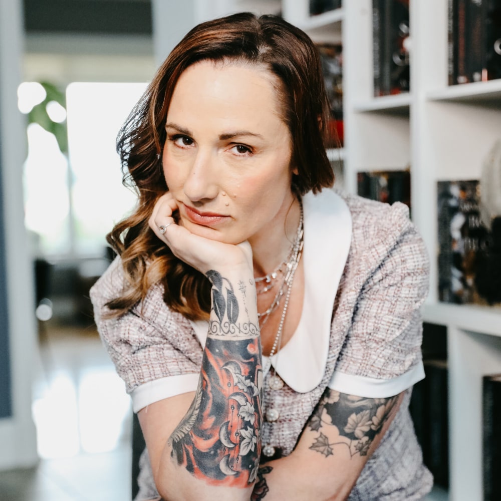 Portrait de Jennifer L. Armentrout, autrice américaine de fantasy et romance Young Adult.