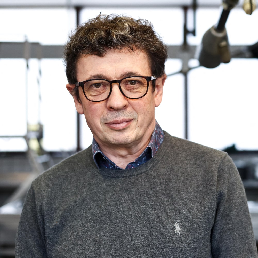 Portrait de Philippe Boxho, médecin légiste belge, dans un environnement médical ou de conférence.