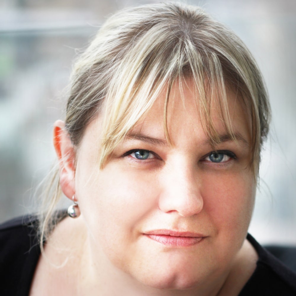 Portrait de Karine Giébel, autrice française de polars et thrillers psychologiques.